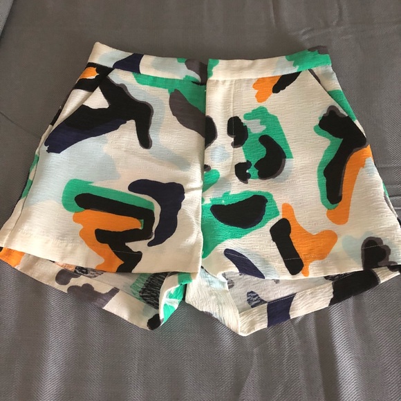 Multi color pattern shorts - Picture 3 of 3